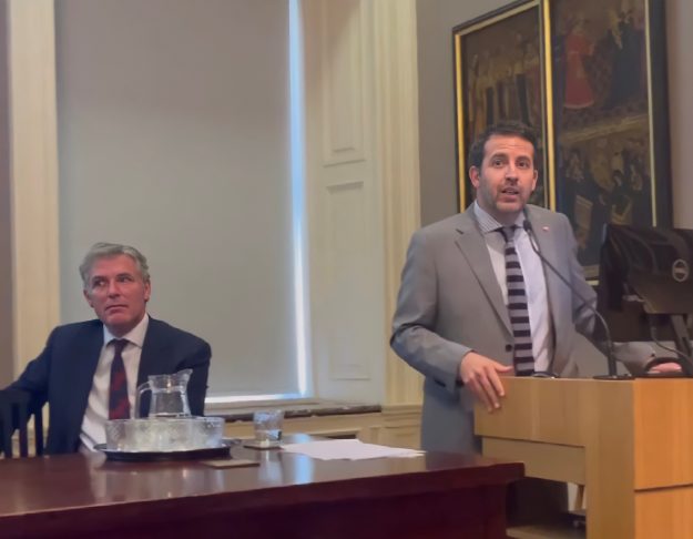 Subsecretario exponiendo