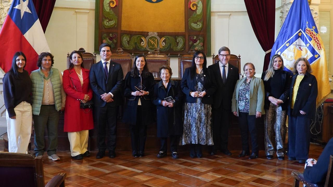 Autoridades, ganadoras y familia Poniachik